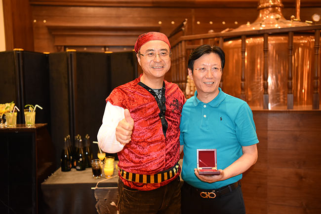 理光金子豐董事長向普天達頒獎 理光金子豐董事長向普天達頒獎