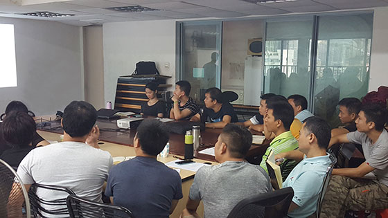 各部門管理者們全神貫注的傾聽 各部門管理者們全神貫注的傾聽