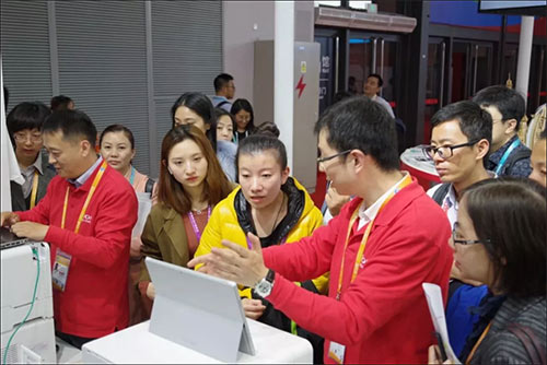 為客戶現場打印定制T恤 為客戶現場打印定制T恤