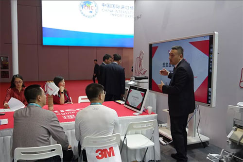 為客戶進行電子互動顯示器的演示 為客戶進行電子互動顯示器的演示