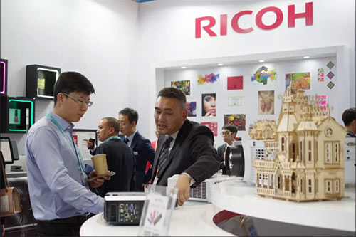 為客戶介紹理光投影機 為客戶介紹理光投影機