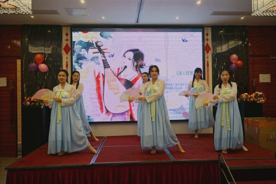 財(cái)務(wù)部舞蹈表演 財(cái)務(wù)部舞蹈表演