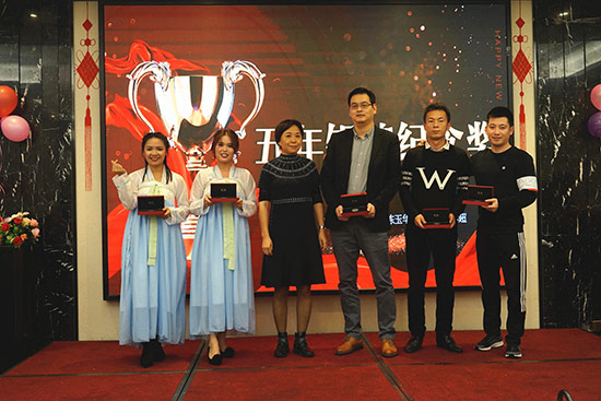 五年銀牌紀(jì)念獎(jiǎng) 五年銀牌紀(jì)念獎(jiǎng)